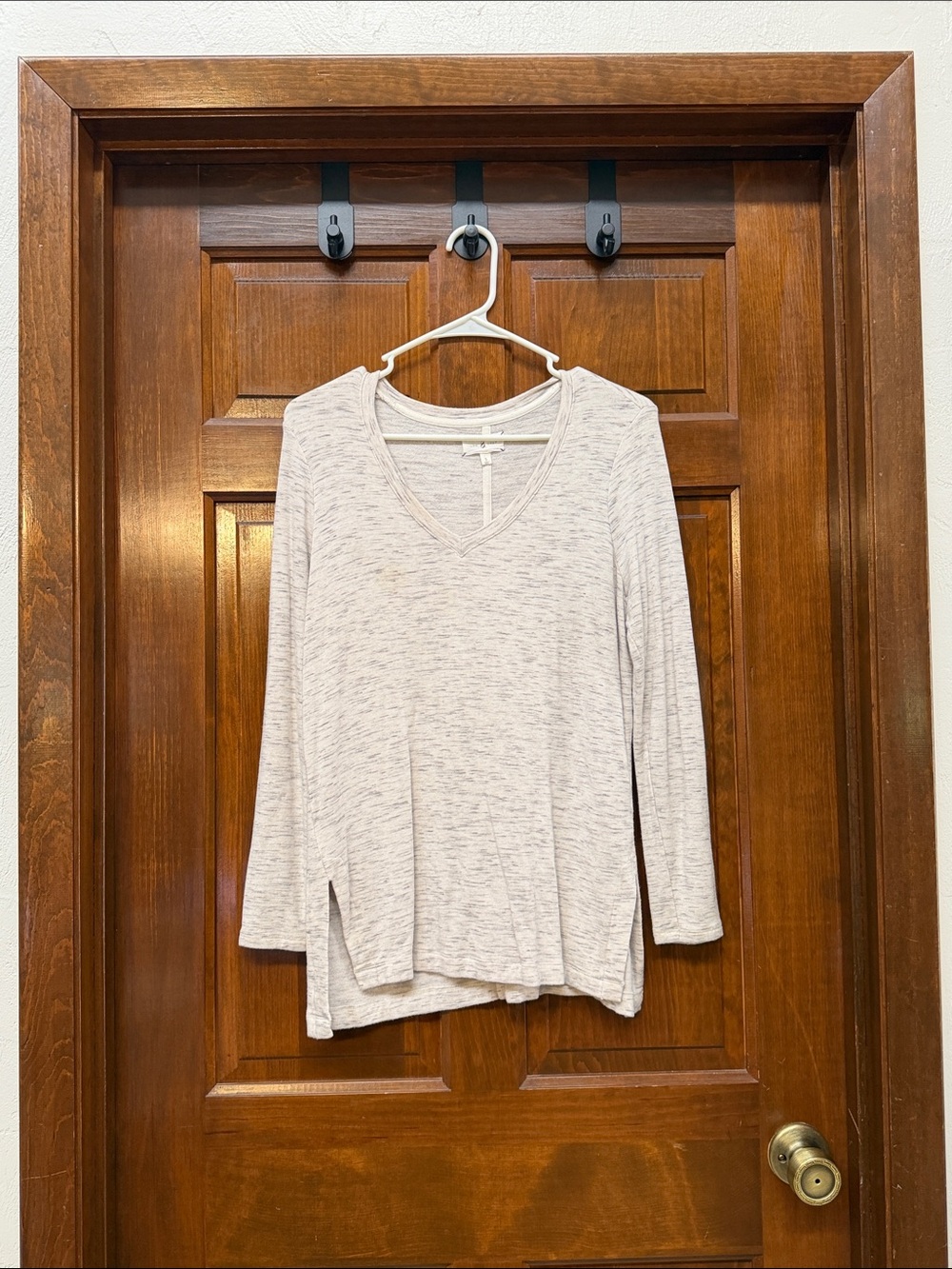 Lou & Grey Light Beige Heathered V-Neck Long Sleeve Top